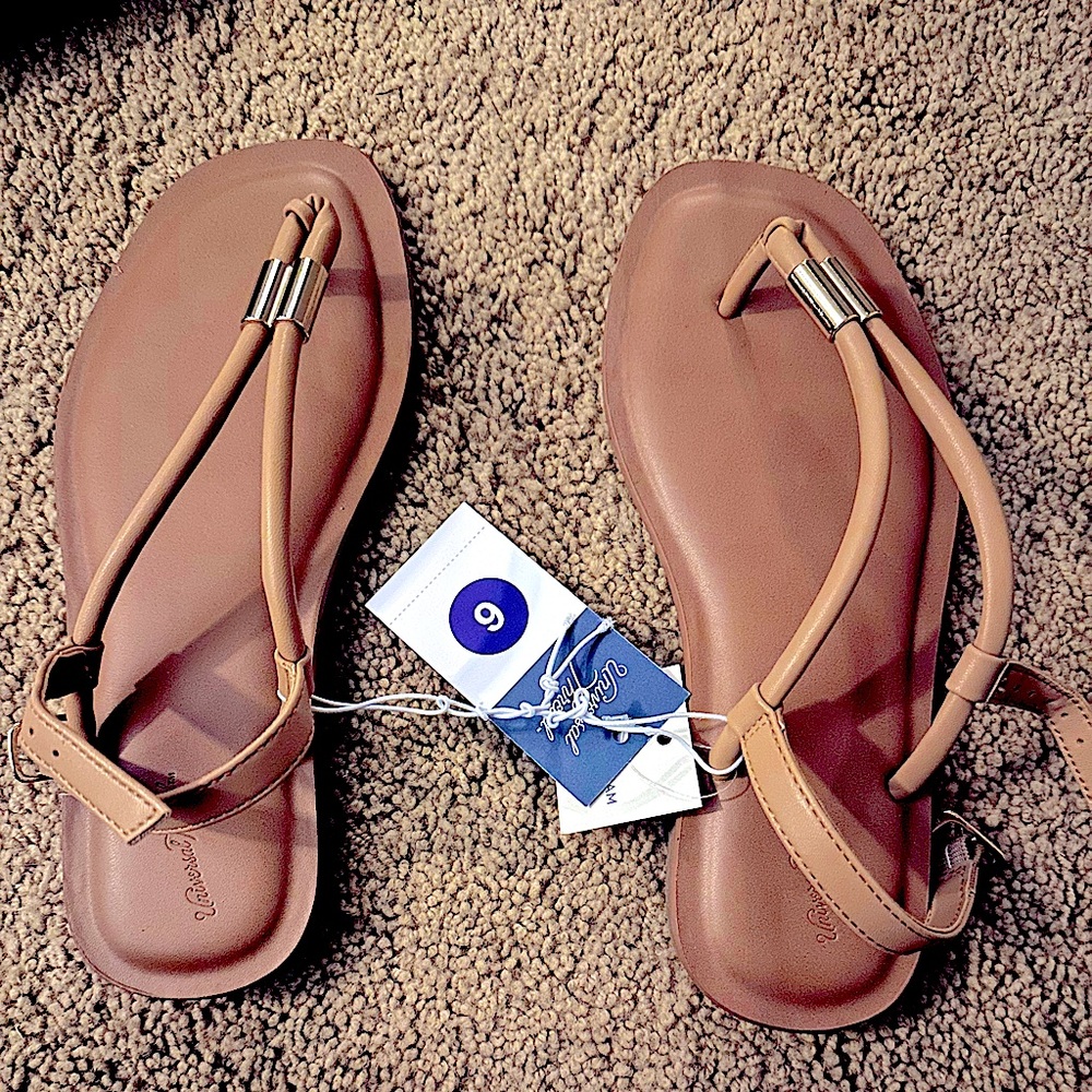 Universal Thread Petra Flat Faux Leather Sandals Thongs w Memory Foam & Gold